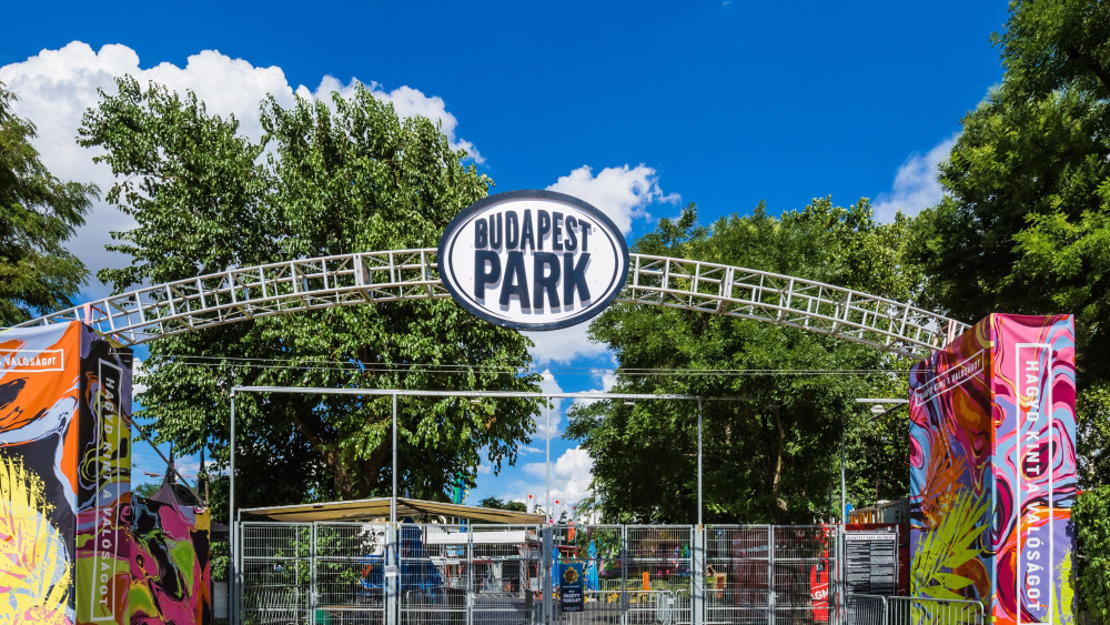 A Budapest Park főbejárata a főváros IX. kerületében, a Soroksári úton. A Soroksári út, Kvassay Jenő út és Könyves Kálmán körút által határolt háromszögben található létesítmény Budapest legnagyobb szabadtéri szórakozóhelye, amely állandó programokkal, koncertekkel várja a szórakozni vágyó fiatalokat. MTVA/Bizományosi: Faludi Imre  *************************** Kedves Felhasználó!