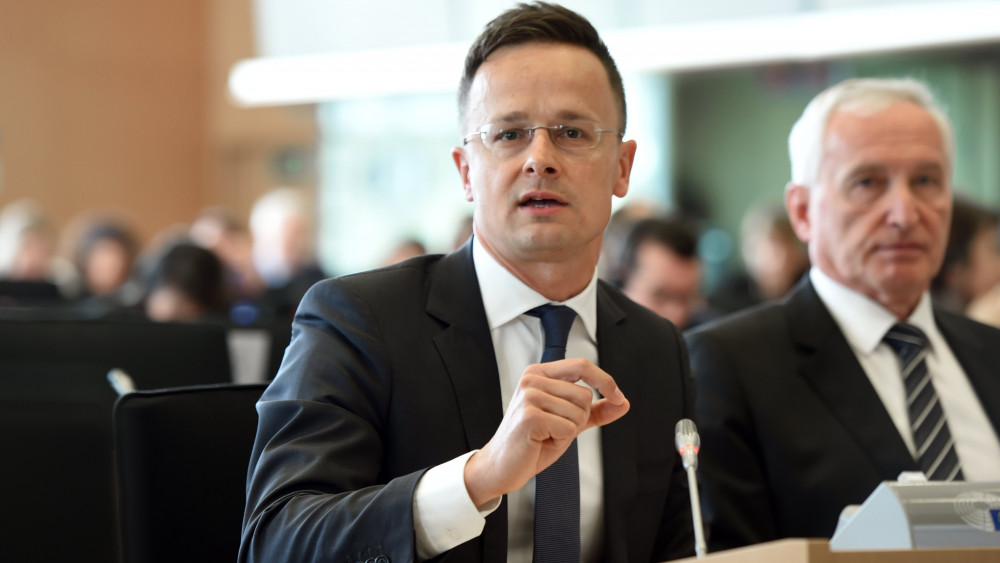 Szijjártó Péter: van néhány ágyúgolyó még a csőben