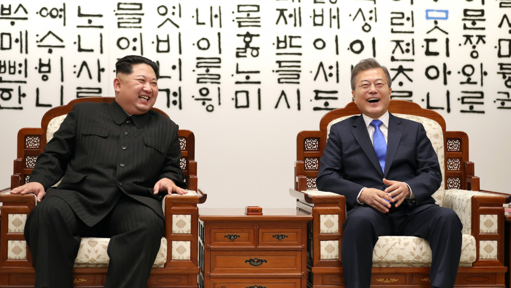 Panmindzson, 2018. április 27.Kim Dzsong Un észak-koreai vezető (b) és Mun Dzse In dél-koreai elnök beszélget a két Koreát elválasztó panmindzsoni demilitarizált övezet déli oldalán levő Béke Házában 2018. április 27-én. Kim Dzsong Un személyében 65 éve először lépett észak-koreai vezető dél-koreai területre. (MTI/EPA pool/Korea-közi csúcs sajtószolgálata)