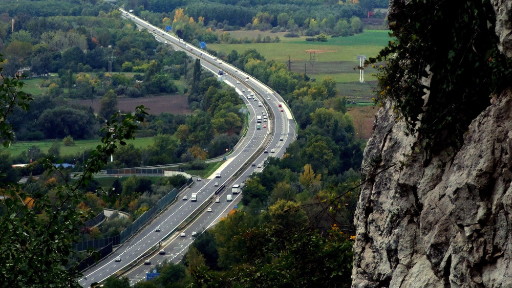 A fővárost az északnyugati országhatárral összekötő M1-es autópálya kanyarulata a város határában, ahogy az a Kő-hegyi Szelim-barlangból látható. MTVA/Bizományosi: Jászai Csaba  *************************** Kedves Felhasználó!