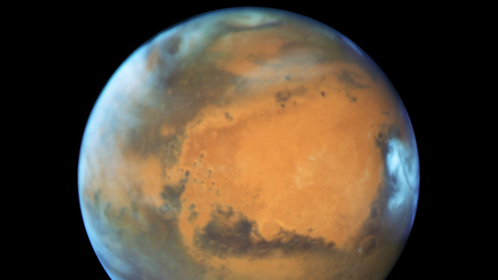Világűr, 2016. május 20.Az amerikai Országos Repülésügyi és Űrkutatási Hivatal, a NASA által 2016. május 20-án közreadott, a Hubble űrtávcsővel készített felvétel a Marsot borító felhőtakaróról május 12-én. A vörös bolygó május 22-én kerül oppozícióba, azaz Nappal szembenállásba. Mivel a Föld és a Mars is ellipszispályán kering, ezért néhány nap eltéréssel kerül földközelbe. Távolsága a Földtől május 22-én 47,4 millió km lesz, míg május 30-án 46,8 millió km, a legközelebbi az elmúlt 11 évben. (MTI/EPA/NASA/Hubble)