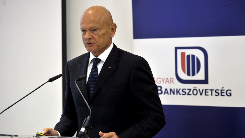 Patai Mihály, a Magyar Bankszövetség elnöke, az Unicredit Bank Hungary Zrt. elnök-vezérigazgatója beszédet mond a Magyar Bankszövetség éves testületi ülésén az Unicredit székházában 2018. április 20-án.