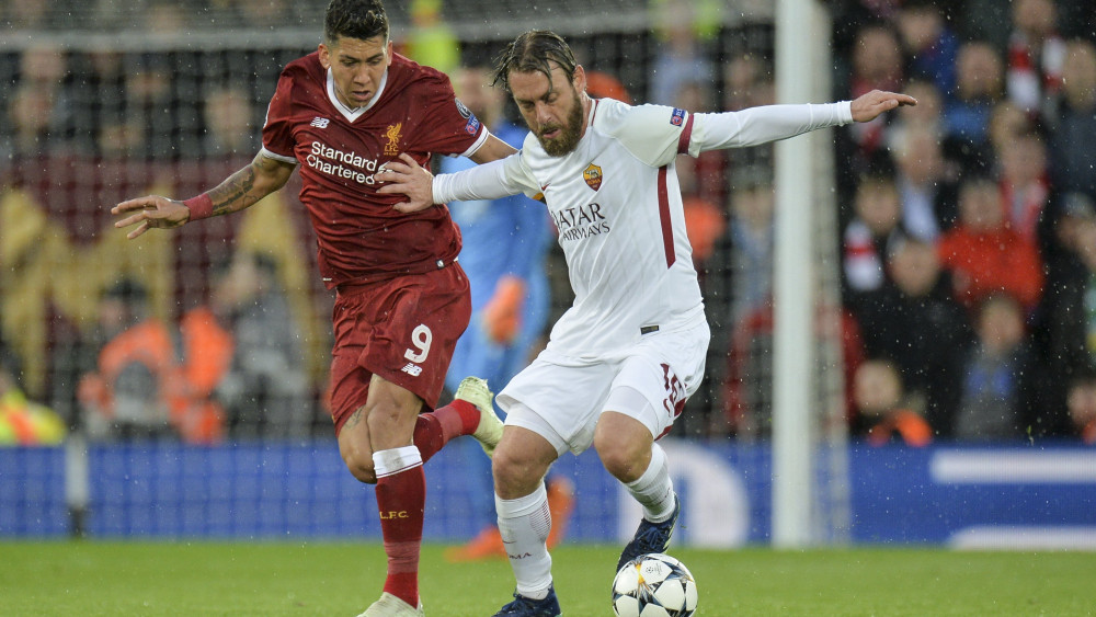 Liverpool, 2018. április 24.Roberto Firmino, az angol FC Liverpool (b) és Daniele De Rossi, az olasz AS Roma játékosa a labdarúgó Bajnokok Ligája elődöntőjében játszott első mérkőzésen a liverpooli Anfiled stadionban 2018. április 24-én. (MTI/EPA/Peter Powell)