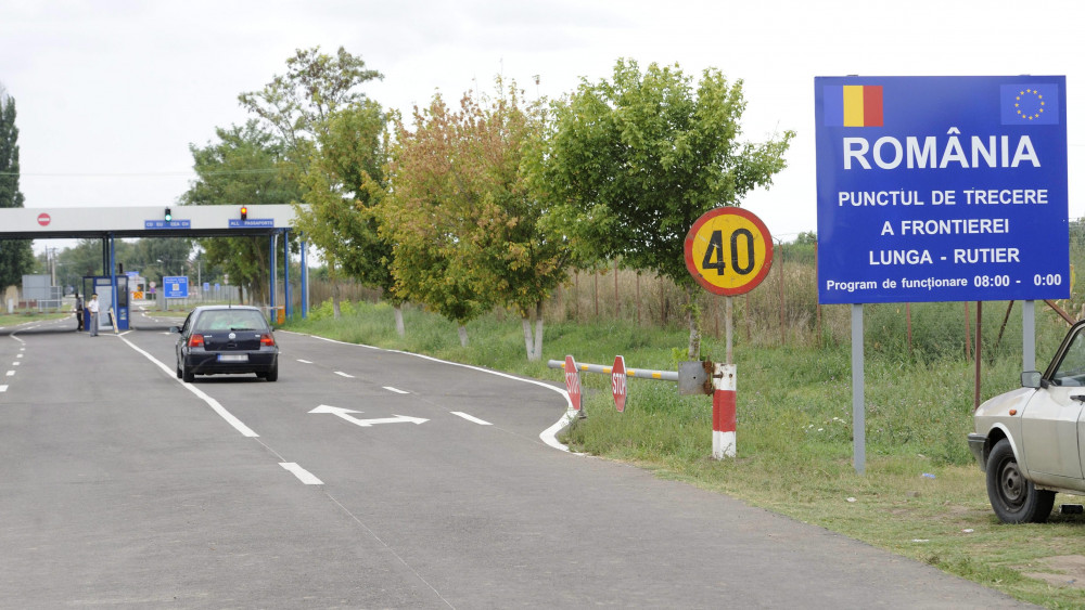 A Kunszőllős (Lunga) és Nákófalva (Nakovo) közötti határátkelőhely a román-szerb határon 2015. szeptember 20-án. Romániában, a Temes megyei Kunszőllős határőrlaktanyánál ötszáz fő befogadására alkalmas sátortábort alakítottak ki az illegális bevándorlók számára.