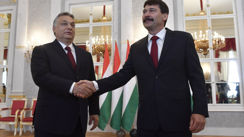 Áder János köztársasági elnök (j) fogadja Orbán Viktor miniszterelnököt, a Fidesz elnökét, az országgyűlési választásokon győztes Fidesz-KDNP pártszövetség miniszterelnök-jelöltjét a Sándor-palotában az Országgyűlés másnapi alakuló ülése előtt, 2018. május 7-én.
