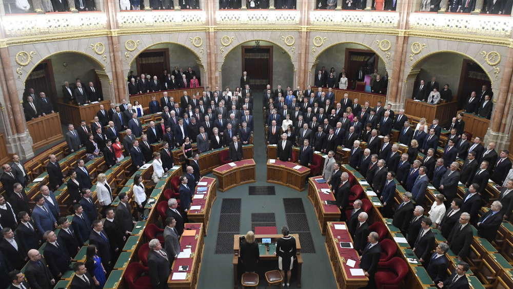 A képviselők a Himnuszt éneklik az Országgyűlés alakuló ülésének kezdetén 2018. május 8-án.