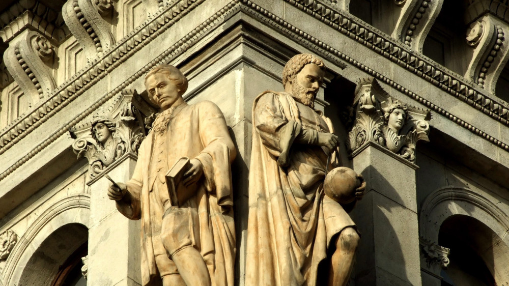Mihail Vasziljevics Lomonoszov (1711-1765) és Galileo Galilei (1564-1642) tudósok szobrai a Magyar Tudományos Akadémia (MTA) épületének délnyugati sarkán, Budapest, 2016. február 22.