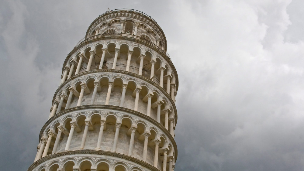 Pisa, 2014. július 23. Pisa legfőbb turisztikai látványossága, a ferde torony (La Torre di Pisa), Pisa katedrálisának fehér márványból készült harangtornya. Az 58 méter magas, hat emeletes, itáliai román stílusú Campanile 1173-1372 között épült. A műemlék épületet 1987-ben az UNESCO a világörökség részévé nyilvánította. (Fotó: MTI / Faludi Imre)