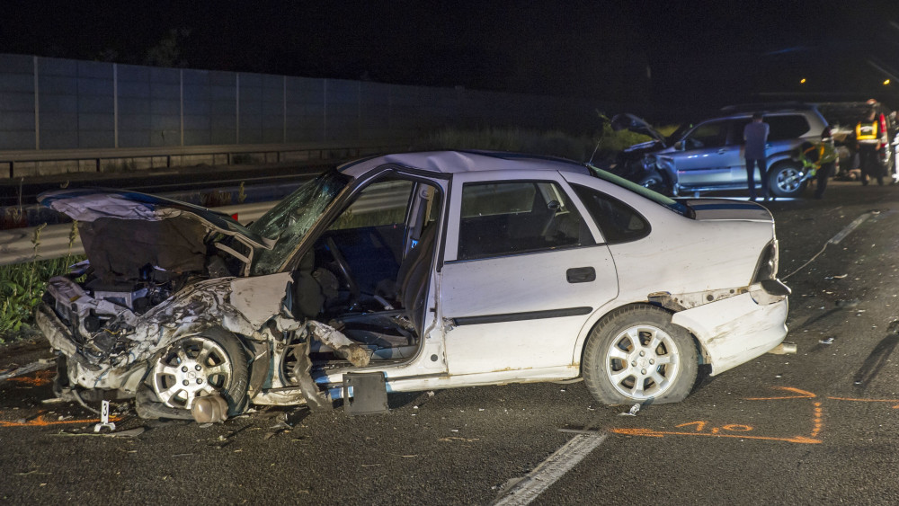 Bag, 2018. május 13.
Összetört személygépkocsik az M3-as autópályán Bagnál, miután összeütköztek 2018. május 12-én. A balesetben egy ember életét vesztette.
MTI Fotó: Lakatos Péter