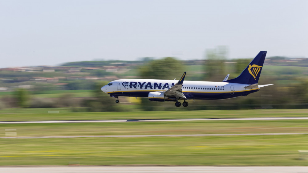 A Ryanair légitársaság Nápolyból érkező, Boeing 737 típusú repülőgépe landol a Budapest Liszt Ferenc Nemzetközi Repülőtéren. MTVA/Bizományosi: Faludi Imre  *************************** Kedves Felhasználó!