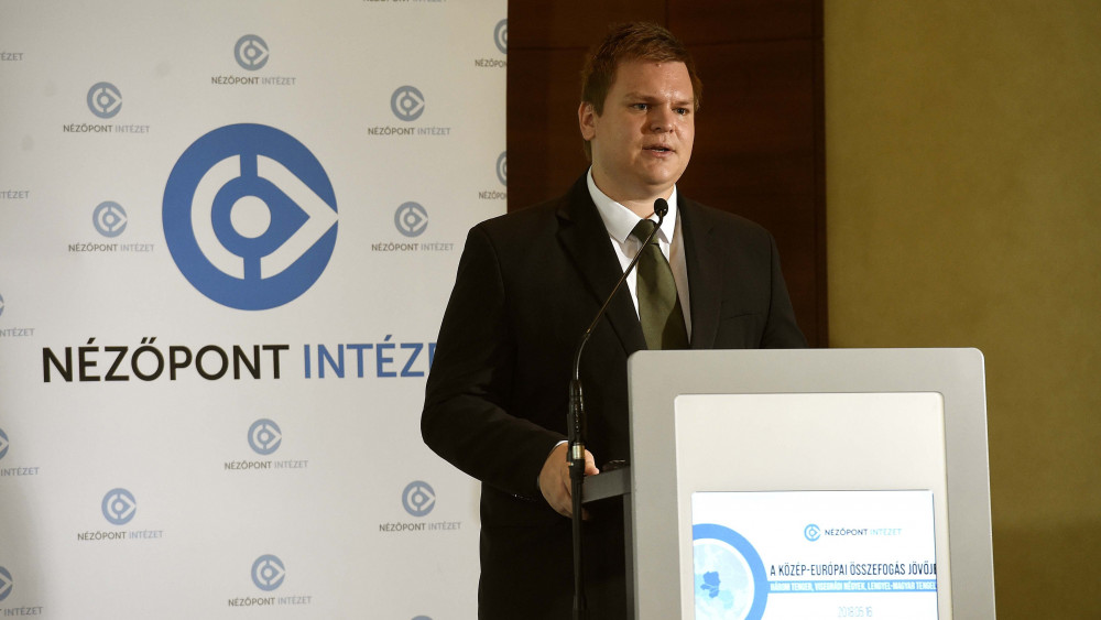 Fodor Csaba, a Nézőpont Intézet ügyvezetője felszólal a Három tenger kezdeményezés és a visegrádi együttműködés erősítéséért folytatott magyar-lengyel együttműködés lehetőségét vizsgáló nemzetközi konferencián a Budapest Marriott Hotelben 2018. május 16-án. A konferenciát a Nézőpont Intézet szervezte.