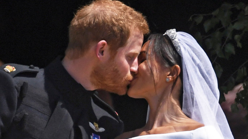 Windsor, 2018. május 19.Harry herceg, a brit trónörökös, Károly herceg másodszülött fia és Meghan Markle amerikai színésznő megcsókolja egymást egyházi esküvőjük után a windsori kastély Szent György-kápolnájából távozóban 2018. május 19-én. (MTI/EPApool/Neil Hall)