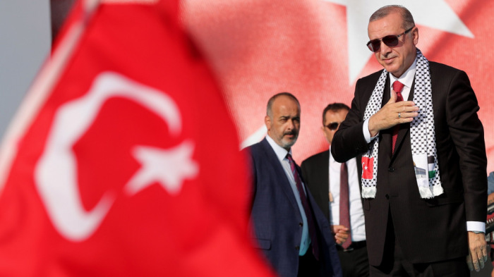 Mélyrepülésben a török valuta a dupla választás előtt