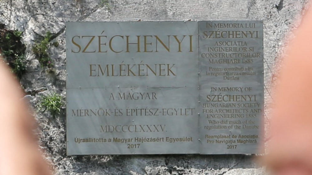 Csűry István, a Királyhágómelléki Református Egyházkerület püspöke áldást mond a vaskapui sziklafalon újraállított Széchenyi-emléktábla ünnepélyes avatásán a Kazán-szorosban, a bánsági Lászlóváránál (Coronini) 2018. május 26-án. Széchenyi István tiszteletére először 1885-ben állítottak itt emléktáblát, de az a Duna vaskapui szabályozásával mélyen a víz alá került. Az utóbbi években lelkes budapesti hajósok több ízben is kihelyezték a márványtábla kicsinyített mását, azonban az mindannyiszor nyomtalanul eltűnt.