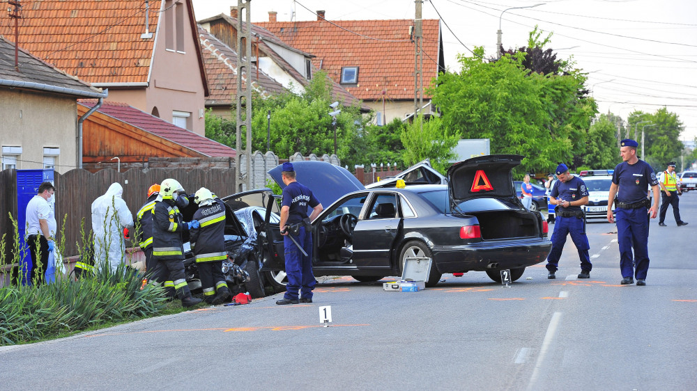 Bűnügyi helyszínelők dolgoznak 2018. május 26-án a Pest megyei Gyálon a Vecsési úton, ahol két személyautó és egy terepjáró ütközött egymással. Az ütközést követően verekedés tört ki és feltehetően gumilövedékes riasztófegyverből  lövések is eldördültek. A helyszínen ketten megsérültek.