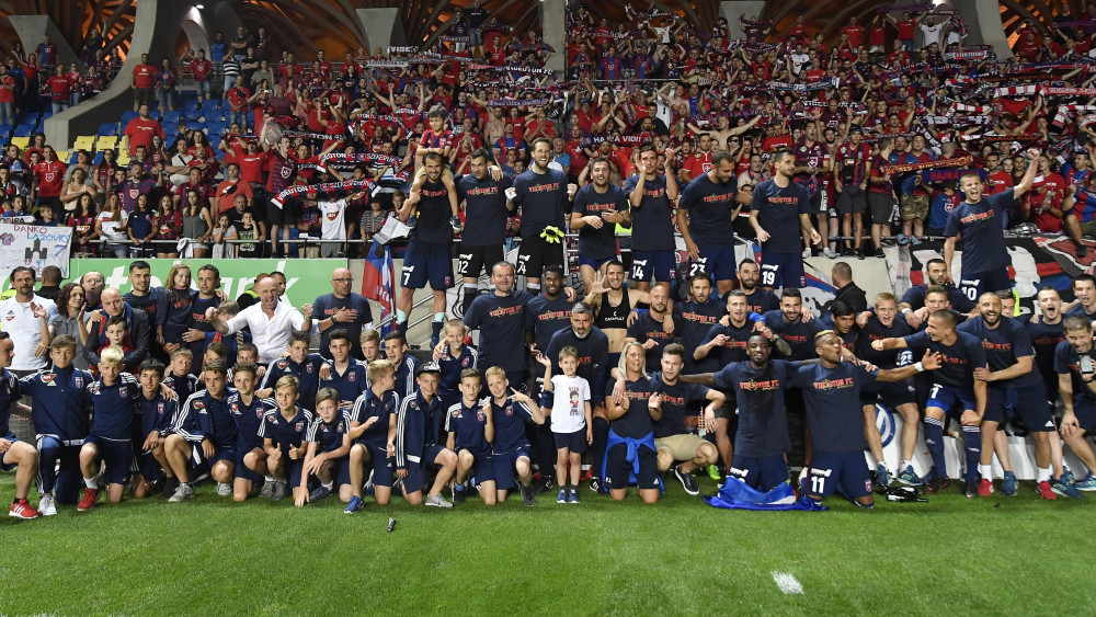 A bajnok Videoton játékosai ünnepelnek, miután 2-0-ra legyőzték a Budapest Honvédot az OTP Liga 32. fordulójában játszott labdarúgó-mérkőzésen a felcsúti Pancho Arénában 2018. május 27-én. A győzelemmel megszerezte története harmadik bajnoki címét a Videoton labdarúgócsapata.