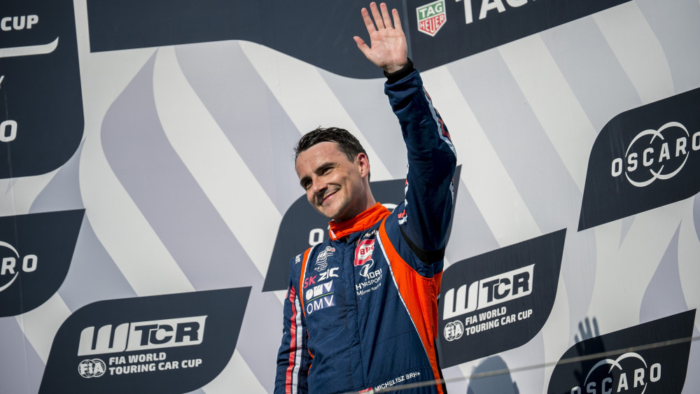 A harmadik helyezett Michelisz Norbert BRC Racing Team pilótája (j) a túraautó-világkupa (WTCR) első futamának eredményhirdetésén a mogyoródi Hungaroringen 2018. április 28-án.