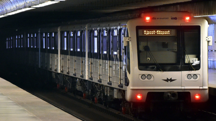3-as metró: a felújított vonatok felénél találtak hibát