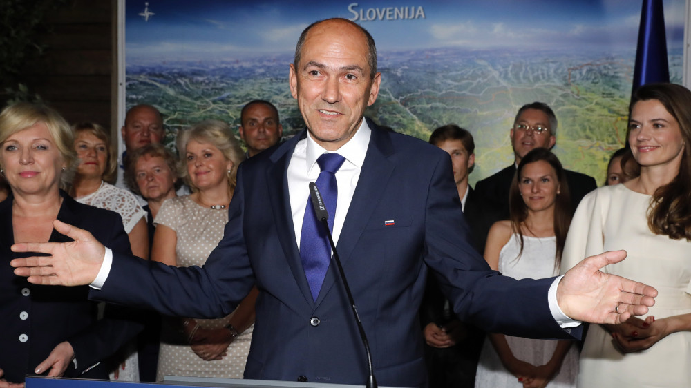 Ljubljana, 2018. június 4.Janez Jansa volt miniszterelnök, az ellenzéki jobboldali Szlovén Demokrata Párt (SDS) elnöke sajtóértekezletet tart a szlovén előrehozott parlamenti választások estéjén Ljubljanában 2018. június 3-án. A részleges eredmények szerint az SDS 25,13 százalékkal az első helyen áll. (MTI/EPA/Antonio Bat)