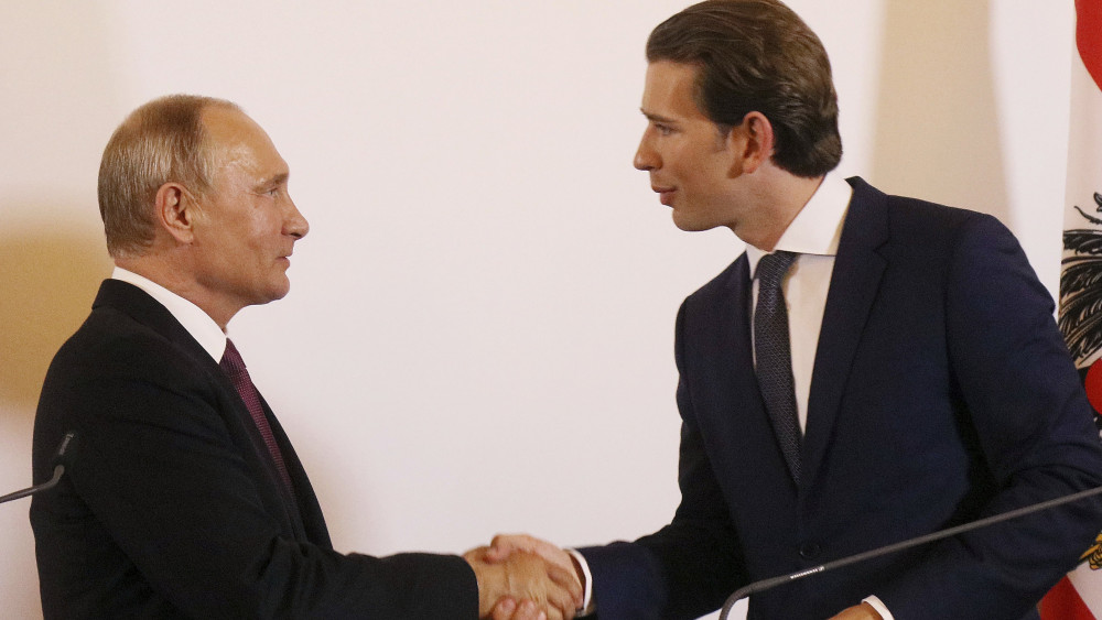 Bécs, 2018. június 5.Vlagyimir Putyin orosz elnököt (b) fogadja Sebastian Kurz osztrák kancellár Bécsben 2018. június 5-én. (MTI/AP/Ronald Zak)