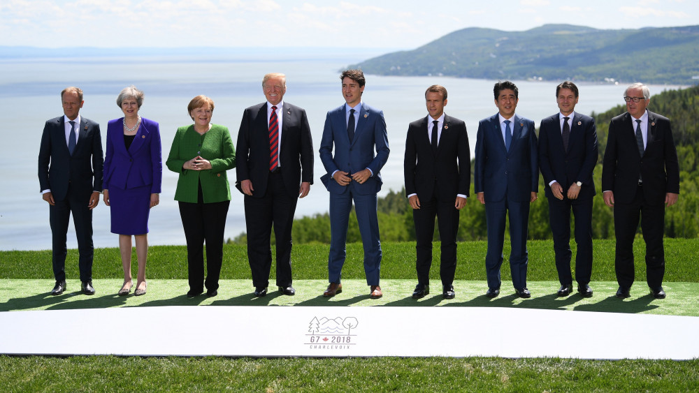 Charlevoix, 2018. június 8.Donald Tusk, az Európai Tanács elnöke, Theresa May brit miniszterelnök, Angela Merkel német kancellár, Donald Trump amerikai elnök, Justin Trudeau kanadai miniszterelnök, Emmanuel Macron francia elnök, Abe Sindzó japán, Giuseppe Conte olasz miniszterelnök és Jean-Claude Juncker, az Európai Bizottság elnöke (b-j) csoportkép készítésén vesz részt a világ hét iparilag legfejlettebb államát tömörítő csoport, a G7 kanadai csúcstalálkozója Charlevoix-ban 2018. június 8-án, a kétnapos tanácskozás első napján. (MTI/EPA pool/Neil Hall)