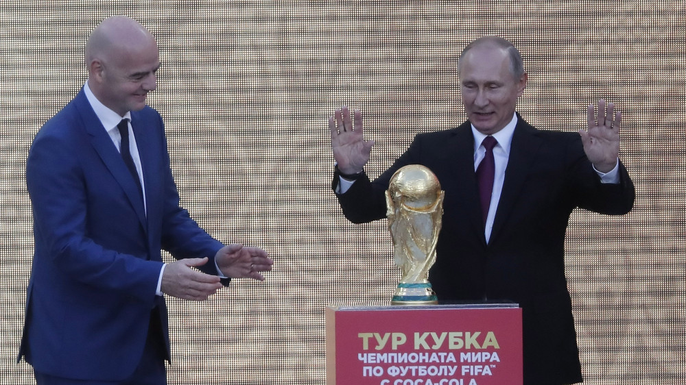 Moszkva, 2017. szeptember 9.Gianni Infantino, a Nemzetközi Labdarúgó-szövetség, a FIFA elnöke (b) és Vlagyimir Putyin orosz elnök a labdarúgó-világbajnokságok győztesének járó trófeával a 2018-as oroszországi labdarúgó-világbajnokság nyitóünnepségének és nyitómérkőzésének, valamint döntőjének otthont adó moszkvai Luzsnyiki Stadionban 2017. szeptember 9-én. A zürichi FIFA-múzeumban őrzött kupa 123 nap alatt összesen 26 ezer kilométert megtéve 24 orosz városban, illetve a világ ötven országában lesz látható. (MTI/EPA/Szergej Ilnyickij)