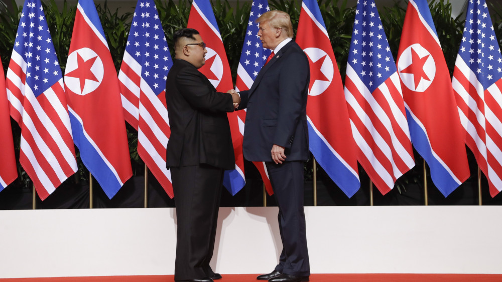 Szingapúr, 2018. június 12.Kim Dzsong Un észak-koreai vezető (b) és Donald Trump amerikai elnök kezet fog a szingapúri Sentosa szigeten fekvő Capella Hotelben tartott csúcstalálkozójukon 2018. június 12-én. A történelmi jelentőségű összejövetel során először ül tárgyalóasztalhoz hivatalban lévő amerikai elnök az észak-koreai vezetővel. (MTI/AP/Evan Vucci)