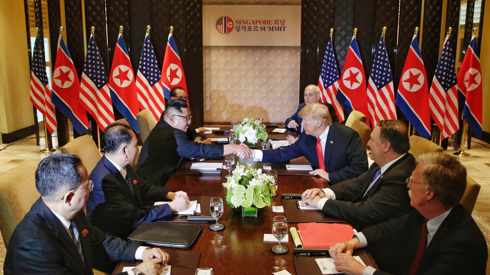 Szingapúr, 2018. június 12.Kim Dzsong Un észak-koreai vezető (b3) és Donald Trump amerikai elnök (j3) kezet fog a szingapúri Sentosa szigeten fekvő Capella Hotelben tartott csúcstalálkozójukon 2018. június 12-én. A történelmi jelentőségű összejövetel során először ül tárgyalóasztalhoz hivatalban lévő amerikai elnök az észak-koreai vezetővel. (MTI/EPA/The Straits Time/Kevin Lim)