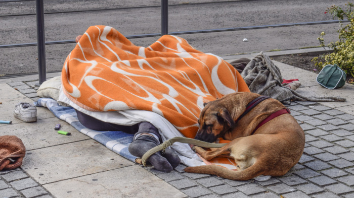 Alkotmányban tiltaná a hajléktalanságot a Fidesz