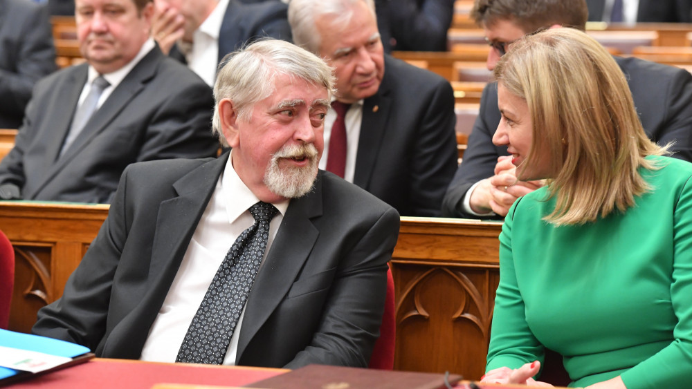 Kásler Miklós emberi erőforrásokért felelős miniszter és Bártfai-Mager Andrea, a nemzeti vagyon kezeléséért felelős tárca nélküli miniszter az Országgyűlés plenáris ülésének kezdete előtt 2018. május 18-án.