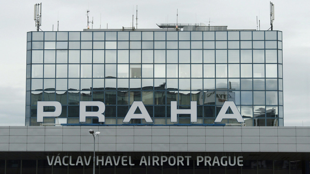 Prága, 2012. október 5.Václav Havel, a 2011 decemberében elhunyt volt csehszlovák és cseh köztársasági elnök nevét viseli a prágai Ruzyne repülőtér 2012. október 5-étől. A repülőteret ezen a napon, Havel 76. születésnapján nevezték át.  (MTI/EPA/Filip Singer)