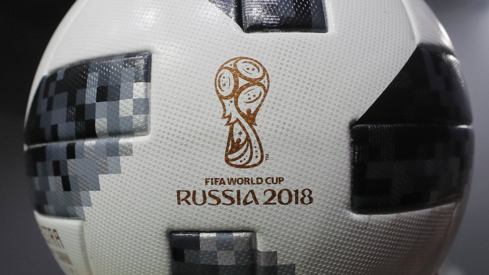 Moszkva, 2017. november 10.Bemutatják a Nemzetközi Labdarúgó-szövetség (FIFA) oroszországi világbajnokságának hivatalos labdáját Moszkvában 2017. november 9-én. Az Adidas sportszergyártó cégtől a Telstar 18 nevet kapott játékszer az 1970-es mexikói világbajnokságon használt Telstar megújított változata, amely fekete-fehér, de már modernizált formájú paneleket és a pontos helymeghatározáshoz beépített chipet tartalmaz. A 2018-as bajnokságot június 14. és július 15. között rendezik tizenegy orosz városban. (MTI/EPA/Jurij Kocsetkov)