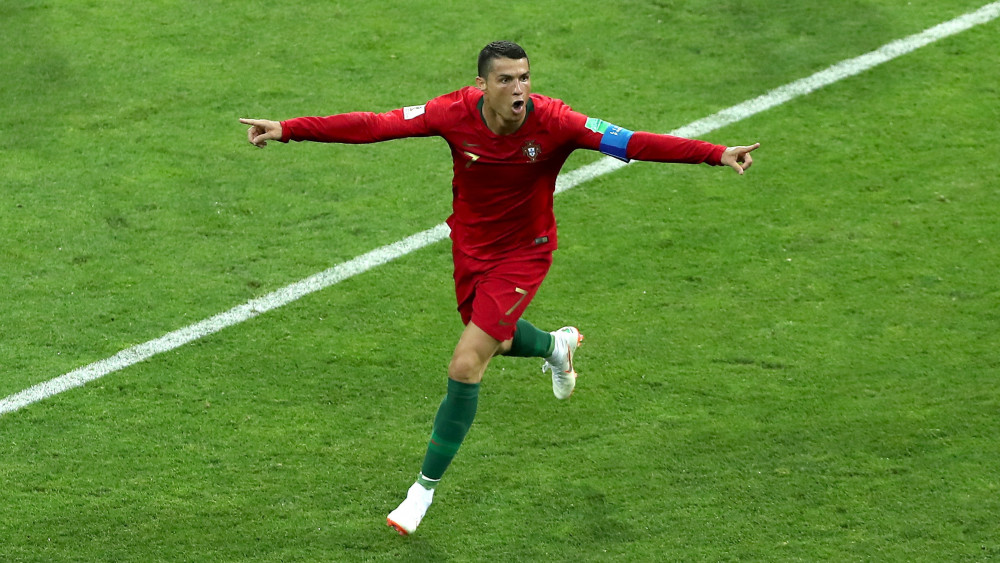 Szocsi, 2018. június 15.A portugál Cristiano Ronaldo ünnepli második gólját az oroszországi labdarúgó-világbajnokság B csoportjának első fordulójában játszott Portugália - Spanyolország mérkőzésen a Fist Olimpiai Stadionban, Szocsiban 2018. június 15-én. (MTI/EPA/Mohamed Messzara)