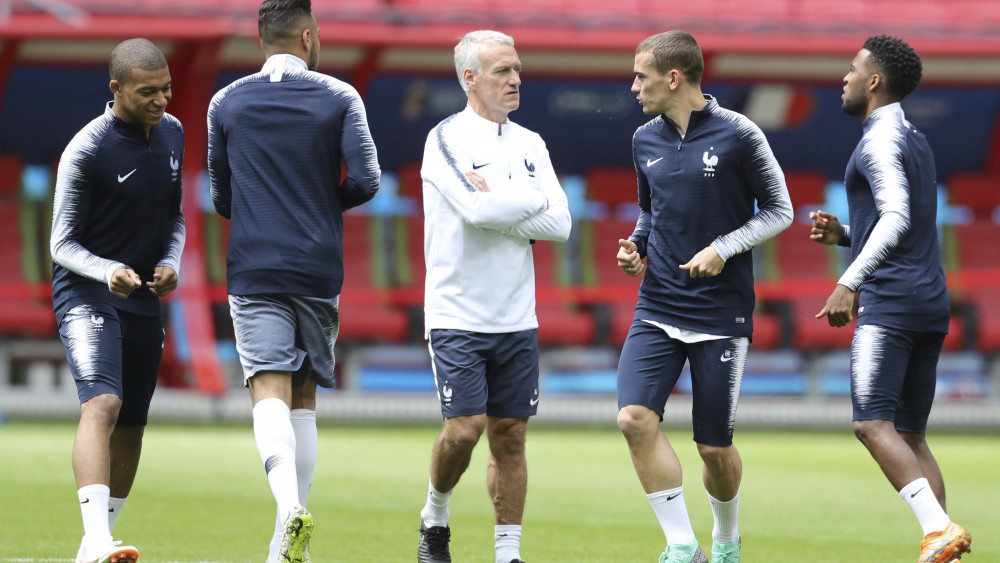 Kazany, 2018. június 15.Didier Deschamps francia szövetségi kapitány (k) a Kazany Arénában tartott edzésen 2018. június 15-én. A franciák első világbajnoki mérkőzése június 16-án lesz Ausztrália ellen. (MTI/AP/David Vincent)