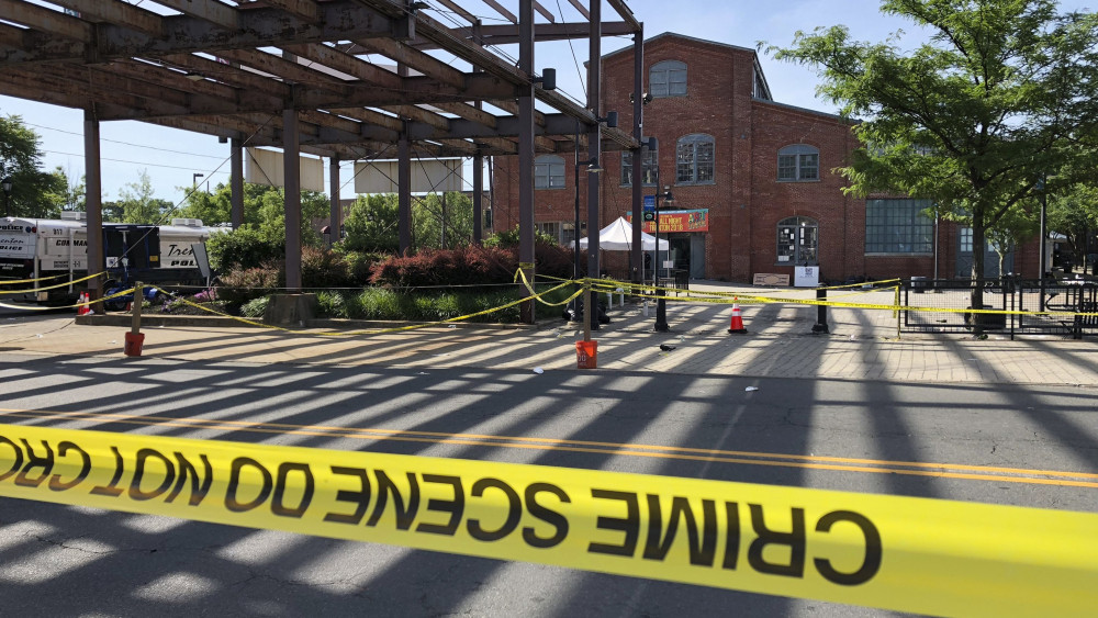 Trenton, 2018. június 17.Rendőrségi szalag zárja el egy éjszakai művészeti fesztivál helyszínét a New Jersey szövetségi állam Trenton városában 2018. június 17-én, miután pirkadat előtt lövöldözés történt a rendezvényen. A két elkövető közül az egyikkel, egy 33 éves férfivel a helyszínen végeztek, a másik gyanúsítottat őrizetbe vették. A támadásban egy ember meghalt, húszan megsebesültek, közülük tizenhatan lőtt sebeket kaptak, négyen válságos állapotban vannak. (MTI/AP/Mike Catalini)