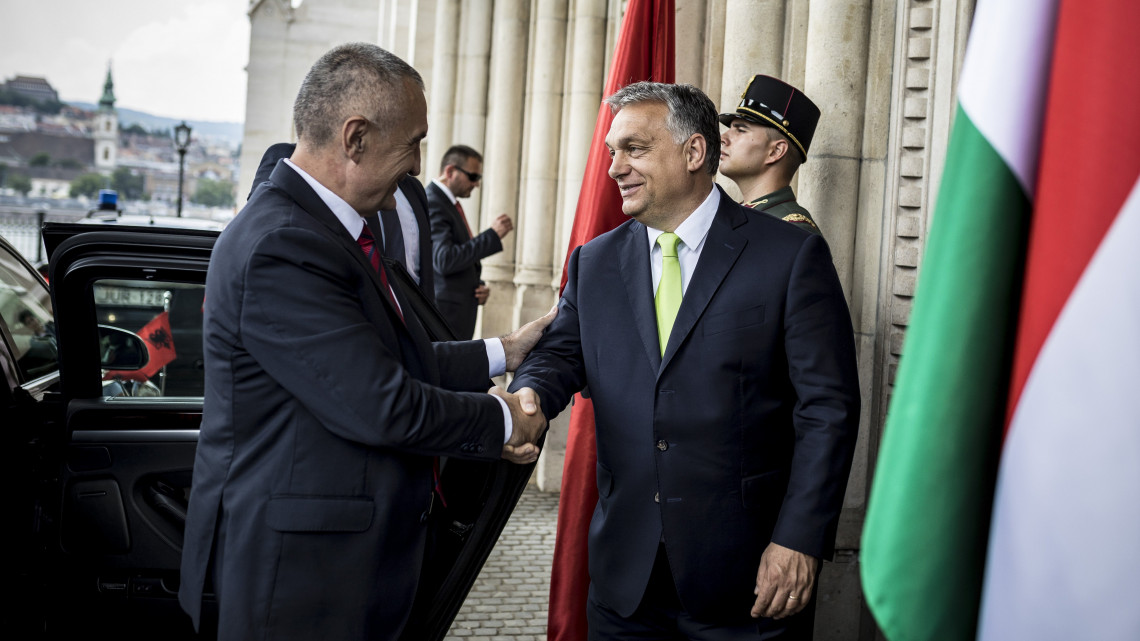 A Miniszterelnöki Sajtóiroda által közreadott képen Orbán Viktor miniszterelnök (j) fogadja Ilir Meta albán államfőt Budapesten, az Országház előtt 2018. június 20-án.