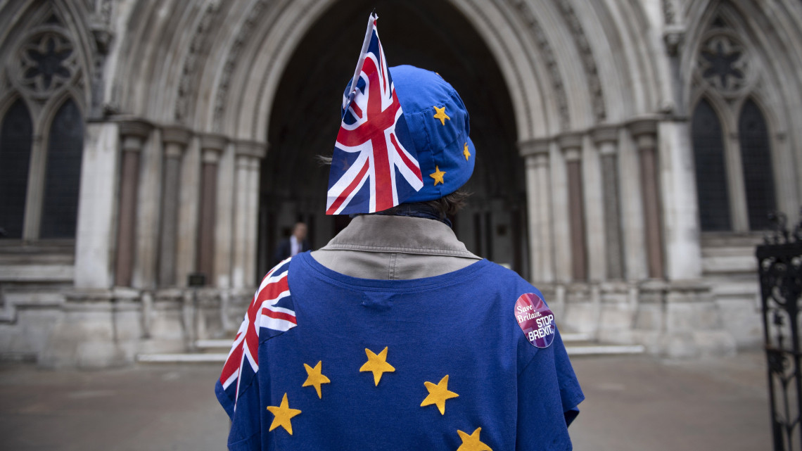 London, 2018. június 12.Nagy-Britannia Európai Unióból való kilépése, azaz a Brexit ellen tüntető aktivista a londoni Legfelsőbb Bíróság épülete előtt 2018. június 12-én. A Brexit-folyamat leállítását követelő tüntetők keresetet nyújtottak be a Lisszaboni Szerződés 50. cikkelye aktiválása jogszerűségének megállapítása céljából. (MTI/EPA/Will Oliver)
