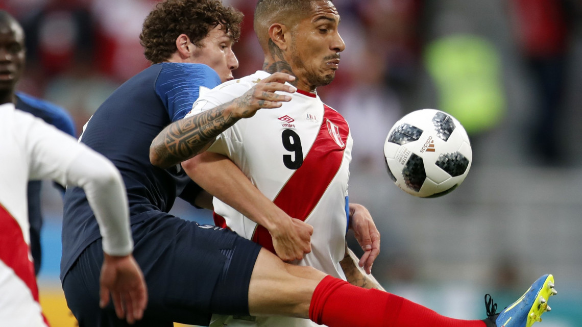 Jekatyerinburg, 2018. június 21.A francia Benjamin Pavard (b) és a perui Paolo Guerrero a Franciaország  Peru mérkőzésen, az oroszországi labdarúgó-világbajnokság C csoportjának második fordulójában Jekatyerinburgban 2018. június 21-én. (MTI/AP/Natacha Pisarenko)