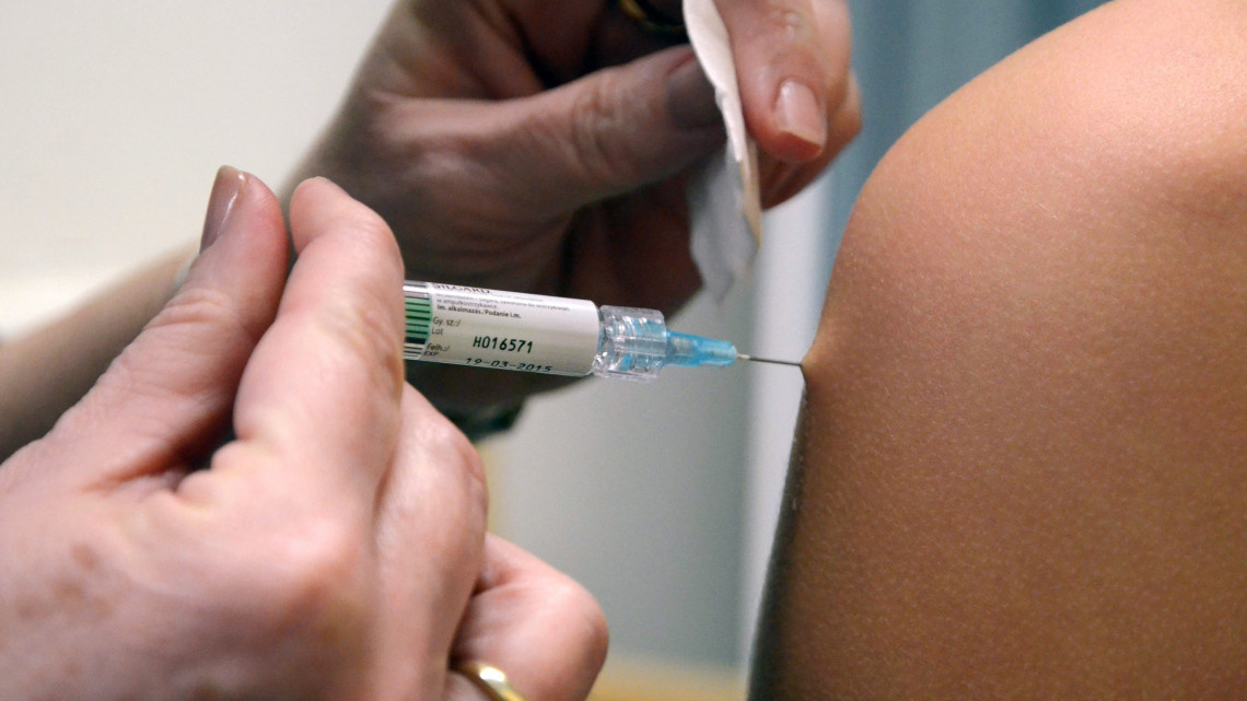 Nagy Éva gyermekorvos HPV elleni védőoltást adnak be egy lánynak a szolnoki Kőrösi Csoma Sándor Általános Iskolában 2013. február 11-én. A szolnoki önkormányzat 2008-ban indította el komplex méhnyakrák-megelőző programját, amelyet a humán papillomavírus (HPV) elleni védőoltás biztosításáról szóló önkormányzati rendeletében rögzített. A tárgyévben 13. életévüket betöltött, vagy betöltő leánygyermekek alanyi jogon, szülői hozzájárulás alapján részesülhetnek térítésmentesen a védőoltásban.