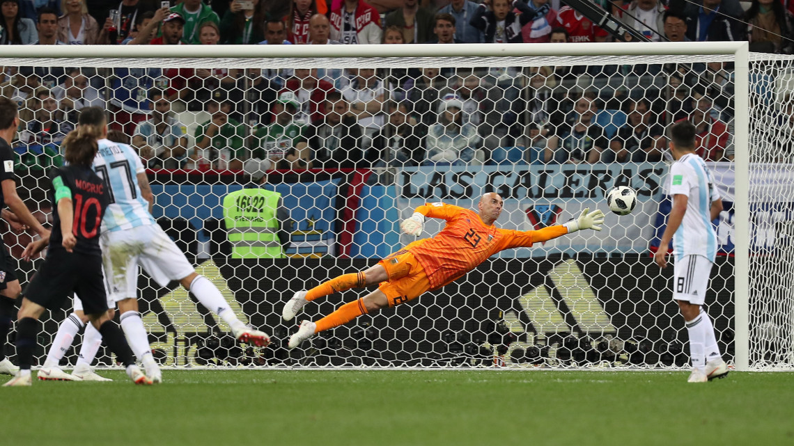 Nyizsnij Novgorod, 2018. június 21.Wilfredo Caballero argentin kapus nem tudja kivédeni a horvát Luka Modric (b) lövését a Horvátország  Argentína mérkőzésen, az oroszországi labdarúgó-világbajnokság D csoportjának második fordulójában Nyizsnij Novgorodban 2018. június 21-én. (MTI/EPA/Vaszil Donev)