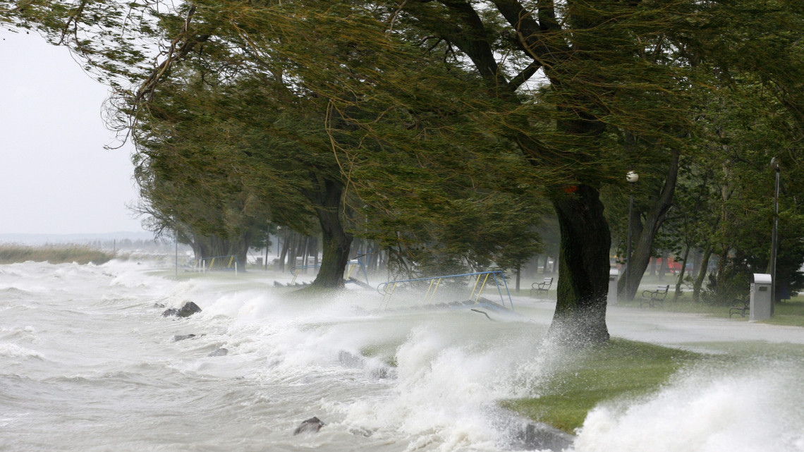 A partfalat csapkodják a hullámok a balatonboglári szabad strandon, ahol az erős északi szél miatt kiöntött a Balaton 2014. május 15-én.