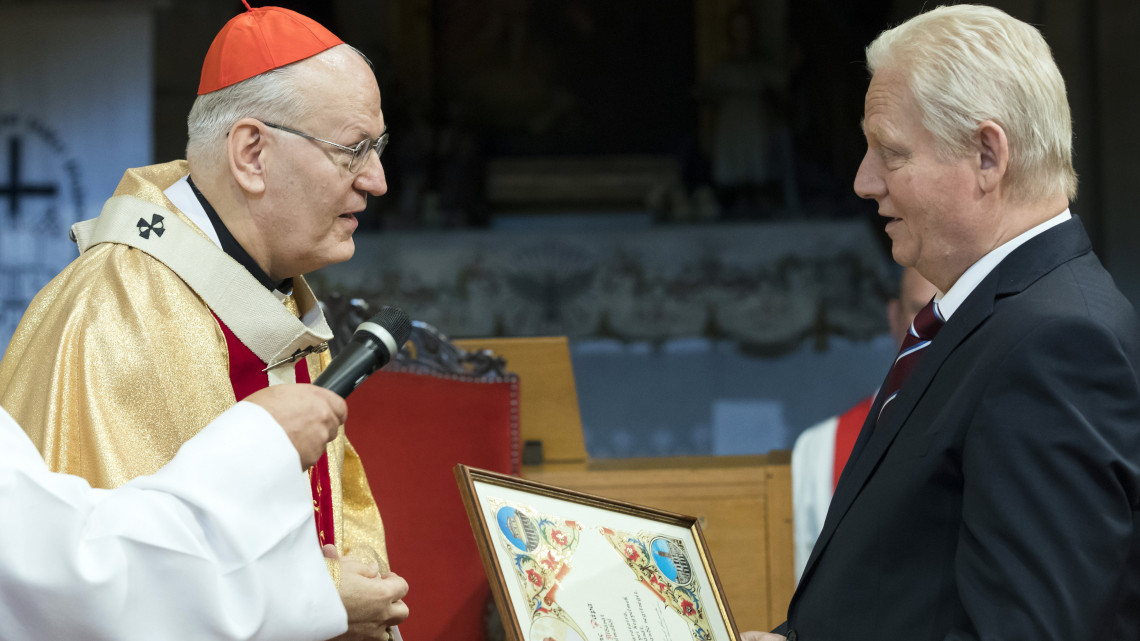 Erdő Péter bíboros, prímás, érsek (b) átadja az Esztergom-Budapesti Főegyházmegye Szent Adalbert-díját Tarlós István főpolgármesternek a névadó apostolok tiszteletére celebrált ünnepi szentmisén az óbudai Szent Péter és Pál-templomban 2018. június 24-én.