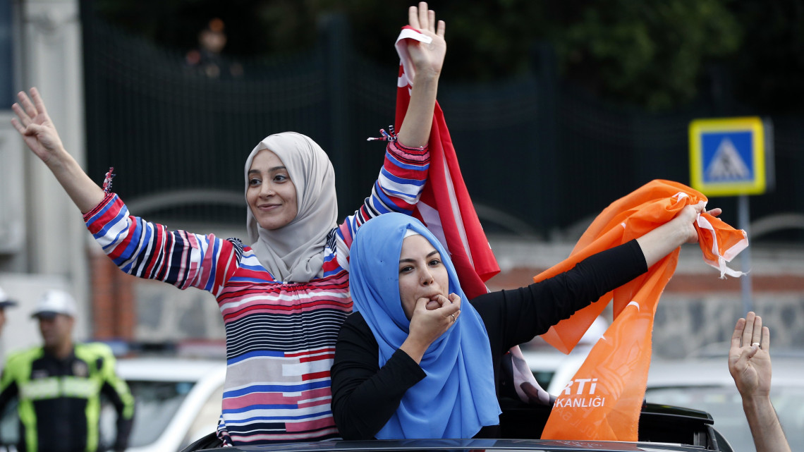 Isztambul, 2018. június 24.Recep Tayyip Erdogan hivatalban lévő török államfőnek és pártjának, a kormányzó Igazság és Fejlődés Pártjának (AKP) támogatói ünnepelnek Isztambulban 2018. június 24-én, a törökországi előrehozott elnök- és parlamenti választások napján, miután az első részeredmények szerint az AKP és a nacionalista Nemzeti Mozgalom Pártja (MHP) alkotta pártszövetség szerezte a legtöbb szavazatot. (MTI/AP/Lefterisz Pitakarisz)