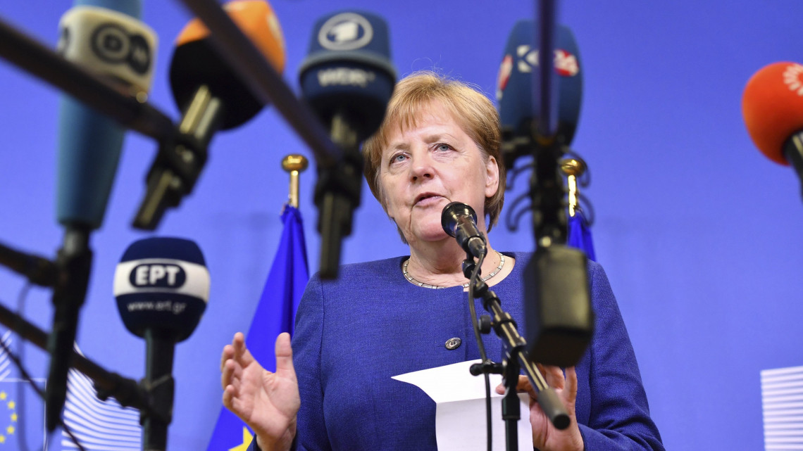 Brüsszel, 2018. június 24.Angela Merkel német kancellár nyilatkozik a sajtó képviselőinek az informális uniós migrációs és menekültügyi munkaértekezlet után Brüsszelben 2018. június 24-én. (MTI/AP/Geert Vanden Wijngaert)