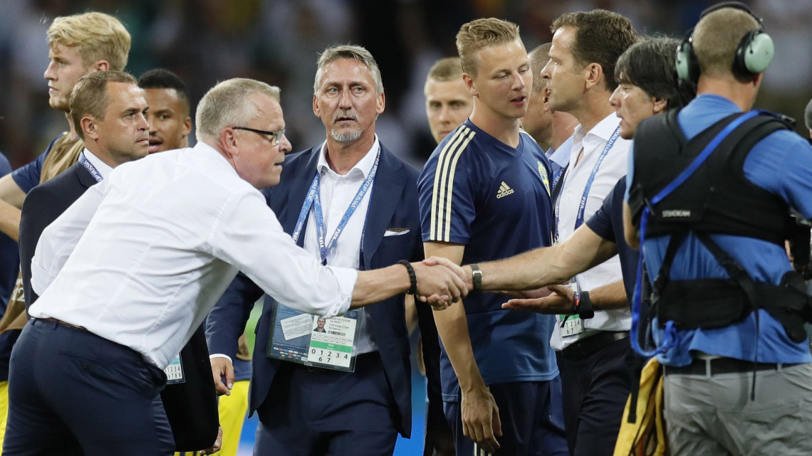 Szocsi, 2018. június 23.Janne Andersson svéd szövetségi kapitány (b) kezet fog Joachim Löw német szövetségi kapitánnyal az oroszországi labdarúgó-világbajnokság F csoportjának második fordulójában játszott Németország - Svédország mérkőzés végén a szocsi Fist Stadionban 2018. június 23-án. Németország 2-1-re győzött. (MTI/EPA/Ronald Wittek)