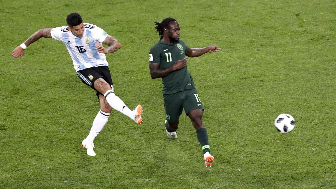 Szentpétervár, 2018. június 26.Az argentin Marcos Rojo berúgja csapata második gólját a nigériai Victor Moses (j) mellett a Nigéria  Argentína mérkőzésen, az oroszországi labdarúgó-világbajnokság D csoportjának harmadik fordulójában Szentpéterváron 2018. június 26-án. (MTI/AP/Michael Sohn)