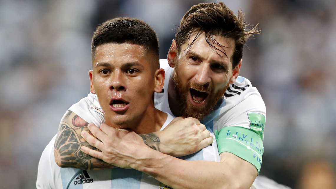 Szentpétervár, 2018. június 26.Az argentin Marcos Rojo (16) játékostársával, Lionel Messivel, miután berúgta csapata második gólját a Nigéria  Argentína mérkőzésen, az oroszországi labdarúgó-világbajnokság D csoportjának harmadik fordulójában Szentpéterváron 2018. június 26-án. (MTI/EPA/Anatolij Malcev)