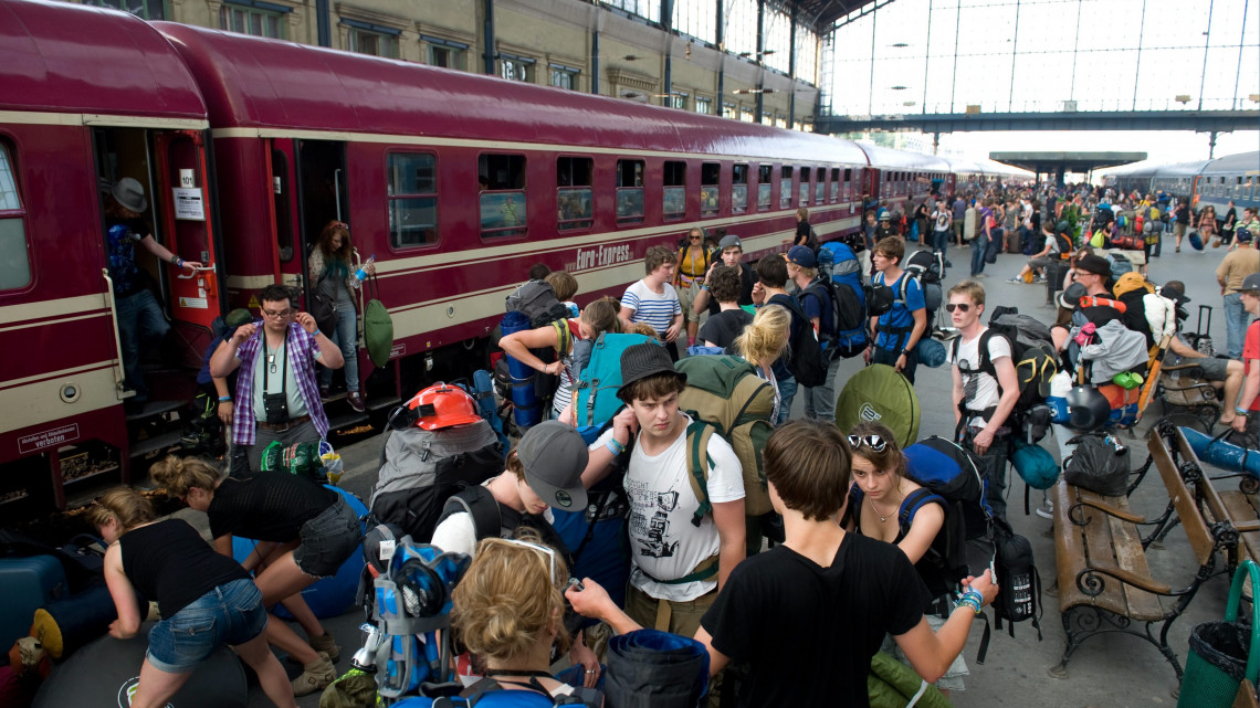 Megérkezik a Nyugati pályaudvarra a vonat, amely holland fiatalokat szállít Hollandiából a Sziget fesztiválra. A 16 kocsiból álló vonat több hollandiai várost érintve érkezik meg Budapestre. Az utazó és hálókocsik mellett egy partikocsi is tartozik a szerelvényhez, ahol az út teljes hossza alatt holland DJ-k szolgáltatják a zenét.