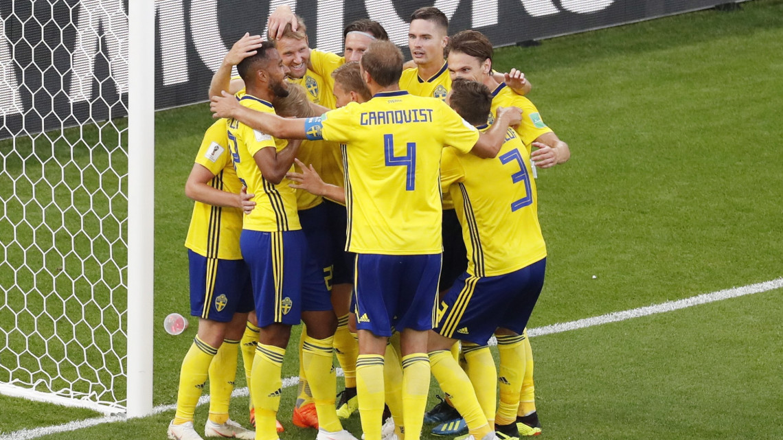 Jekatyerinburg, 2018. június 27.A svéd válogatott tagjai ünnepelnek, miután harmadik góljukat szerezték az oroszországi labdarúgó-világbajnokság F csoportjának harmadik fordulójában játszott Mexikó - Svédország mérkőzésen a Jekatyerinburg Arénában 2018. június 27-én. (MTI/EPA/Roman Pilipej)