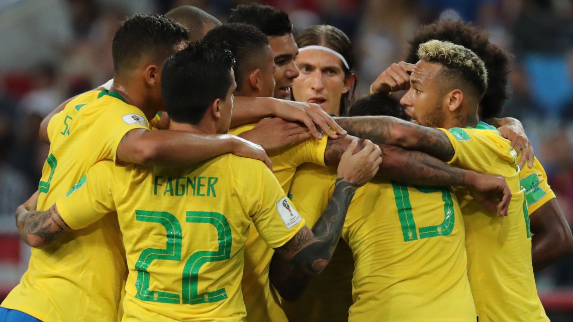 Moszkva, 2018. június 27.A brazil válogatott tagjai ünnepelnek, miután gólt szereztek az oroszországi labdarúgó-világbajnokság E csoportjának harmadik fordulójában játszott Szerbia-Brazília mérkőzésen a moszkvai Szpartak Stadionban 2018. június 27-én. (MTI/EPA/Abedin Taherkenareh)